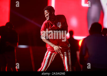 Bloomington, USA. 05 Okt, 2019. Der Indiana University Männer basketball Player, Al Durham (1) Tänze auf der Bühne während Hoosier Hysterie. Die Hoosier Hysterie Veranstaltung offiziell aus der basketballsaison an der Indiana Universität, dessen Mannschaft fünf nationale Abteilung 1 NCAA Basketball Titel gewonnen hat. Credit: SOPA Images Limited/Alamy leben Nachrichten Stockfoto