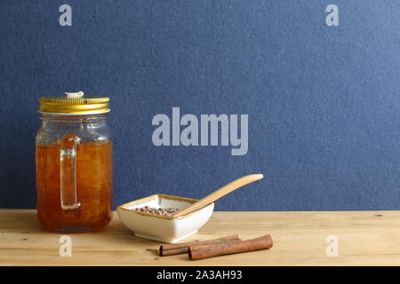Gesundes Essen Linsen und Zitrone Tee auf Holztisch mit blauer Hintergrund Stockfoto
