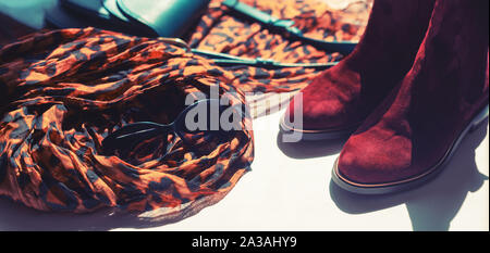 Banner Frauen Zubehör Licht schal Leopard Print Chelsea Boots Tasche. Toning Stockfoto