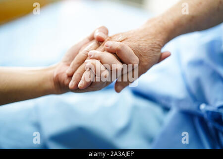 Halten Sie den Asiatischen Senior oder ältere alte Dame Frau Patienten mit Liebe, Pflege, Unterstützung, Förderung und Einfühlungsvermögen an der Krankenpflege Krankenhaus: Kur Stockfoto