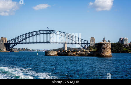 Fort Denison im Hafen von Sydney mit Harbour Bridge im Hintergrund in Sydney, Australien, am 27. September 2019 Stockfoto