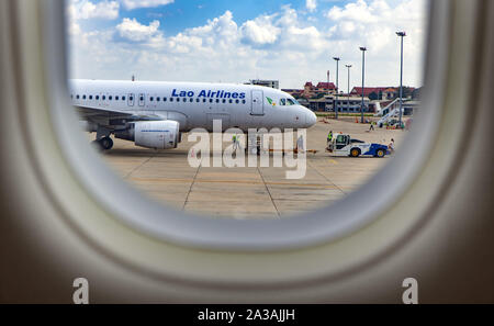 VIENTIANE, Laos, 28.Oktober 2016, Blick durch die Fenster von Flugzeugen am Flugzeug von Lao Airlines auf dem internationalen Flughafen Wattay, Vientiane, Laos stehend Stockfoto