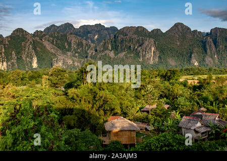 Die Aussicht auf die Berge und Täler in Laos. Blick in die Natur um Vang Vieng, Vientiane Provinz. Stockfoto