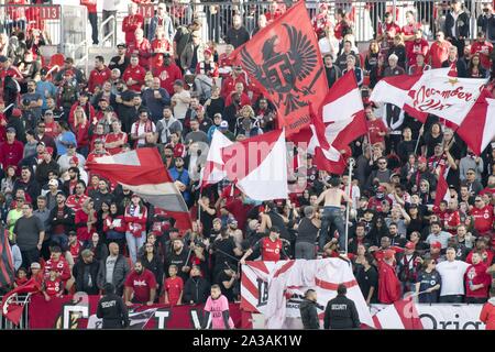 Toronto, Ontario, Kanada. 6. Okt, 2019. Toronto FC Fans jubeln für Ihre Mannschaft während der MLS-Spiel zwischen Toronto FC und Columbus Crew SC. Toronto gewann 1:0 Quelle: Engel Marchini/ZUMA Draht/Alamy leben Nachrichten Stockfoto