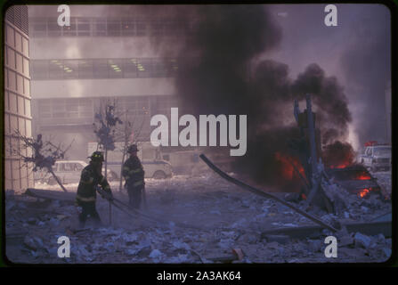 Sammlung der Tagesplan, Fotografien des 11. September Terroranschlag auf das World Trade Center, New York City; Folien zeigen die katastrophalen Folgen der zwei Flugzeuge in die Zwillingstürme des World Trade Center in Manhattan nach highjacked durch Terroristen, die am 11. September 2001. Umfasst die brennenden Türme aus Uptown gesehen; Reise des Fotografen an die ground zero Bereich; und die Bedingungen nördlich des World Trade Center, in der Nähe der West Street. Auch Blick auf New York City Feuerwehr Feuerwehr- und Rettungseinsätze in den Bereichen in der Nähe von West Street, das Verizon Stockfoto