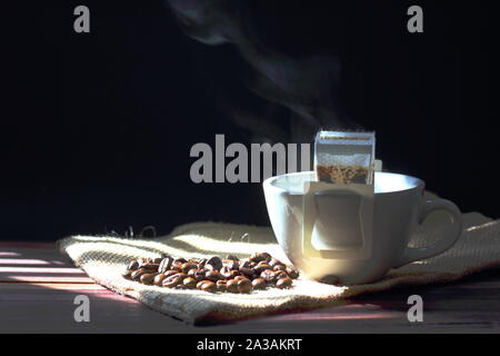 Geröstete Kaffeebohnen, Instant-heiße Kaffeetropfen Stockfoto
