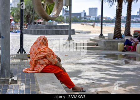 Asiatische indische Frau in der traditionellen Sari kleid Entspannung in Pattaya Thailand. Stockfoto