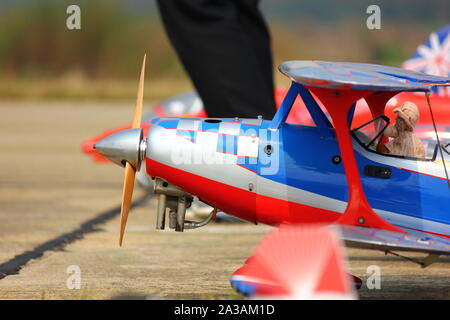 NAKORNPATHOM, THAILAND-12 Januar; 2019: Thai Kinder Tag hat Radio Control Plane und Hubschrauber in KAMPHAENG SAEN AIR BASE Stockfoto