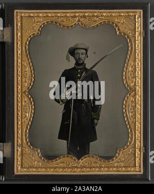 Sergeant John E. Barlow von 2 Co.M, 1 Texas Cavalry Regiment mit Schwert und Revolver Stockfoto