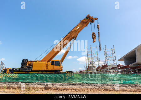 Bau Brücke oder Expressway Ausrüstung site Struktur. Mobile Kranbau Expressway auf dem Hintergrund des blauen Himmels. Stockfoto