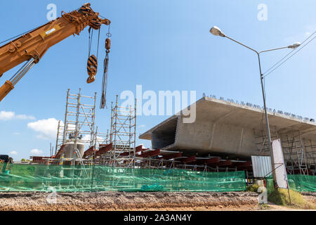 Bau Brücke oder Expressway Ausrüstung site Struktur. Mobile Kranbau Expressway auf dem Hintergrund des blauen Himmels. Stockfoto