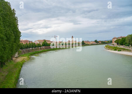 VERONA, ITALIEN - ca. Mai, 2019: die Etsch fließt durch Verona. Stockfoto