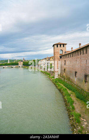 VERONA, ITALIEN - ca. Mai, 2019: die Etsch fließt durch Verona. Stockfoto