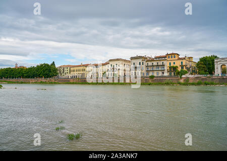 VERONA, ITALIEN - ca. Mai, 2019: die Etsch fließt durch Verona. Stockfoto