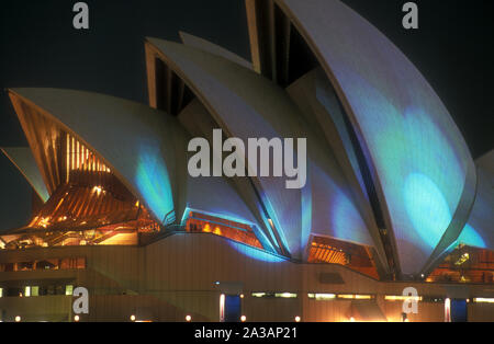NÄCHTLICHER BLICK AUF DAS BERÜHMTE WAHRZEICHEN VON SYDNEY, DAS OPERNHAUS, SYDNEY, NSW, AUSTRALIEN Stockfoto