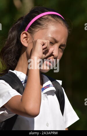 Ein weinender Filipina Mädchen Student Stockfoto