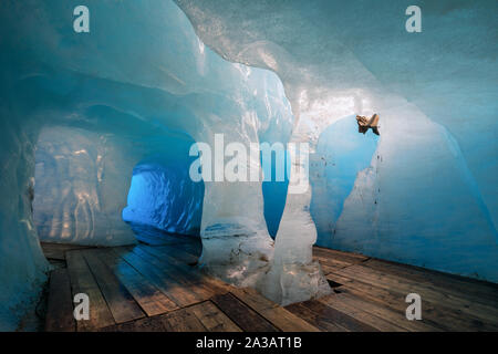 Im Inneren der Gletscherhöhle von Rhone Gletscher in Furkapass, Obergoms, Alpen, Schweiz Stockfoto