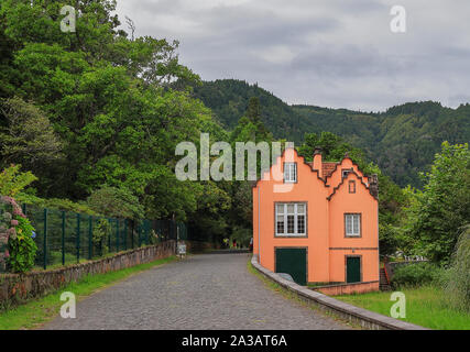 San Miguel, Portugal - September 15, 2019: Blick auf ein schönes helles Haus in Lagoa das Furnas Garten in der Nähe von Furnas Lake auf der Insel São Miguel, Azor Stockfoto