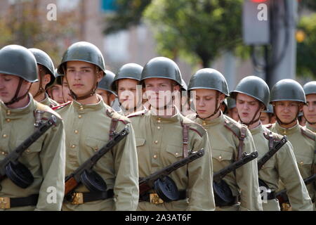 Belarus, Gomel, Mai 09, 2017. Soldaten in Form des zweiten Weltkrieges in Helme. Stockfoto