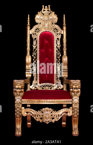 Red Royal Stuhl auf schwarzen Hintergrund isoliert. Platz für den König. Thron. Tsar's Stuhl. Stockfoto