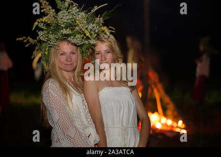 Ferienwohnung Ivan Kupala. Mutter und Tochter auf der Kupala Nacht mit einem Kranz von der Feuerwehr Stockfoto