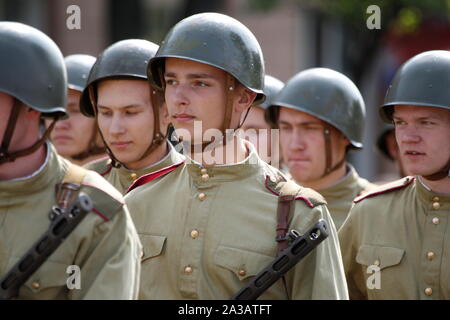 Belarus, Gomel, Mai 09, 2017. Soldaten in Form des zweiten Weltkrieges in Helme. Stockfoto