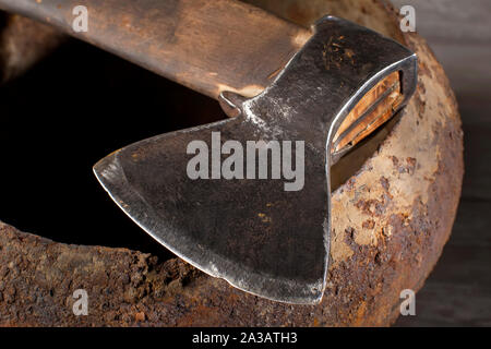 Ax auf einem alten rostigen Bowler. Stockfoto