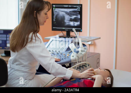Die Stadt Gomel, Belarus, 31. Mai 2017. City Hospital. Ultraschall Diagnose Zimmer. Der Arzt führt eine Ultraschall Diagnostik der Schilddrüse t Stockfoto
