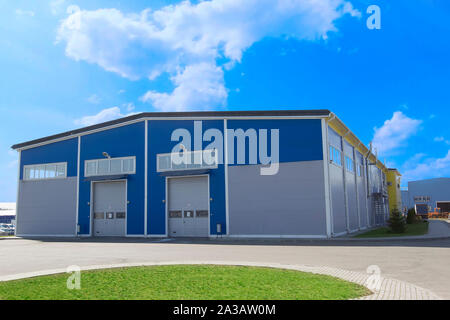 Industrielle Gebäude gegen den blauen Himmel. Werk Stockfoto