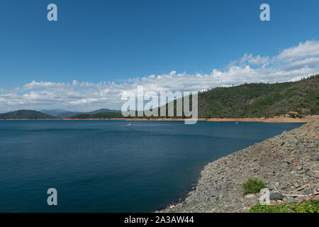 Shasta Lake ist ein künstlicher See durch den Bau von Shasta Damm über den Sacramento River im Shasta-Trinity National Forest von Shasta County, Kalifornien erstellt Stockfoto