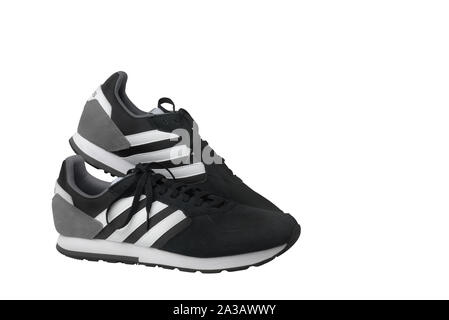Adidas Sport Schuhe sneakers schwarz auf weißem Hintergrund. Isoliert. Samara. Russland. 2019-04-13 Stockfoto