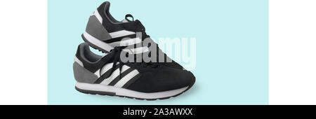 Adidas Sport Schuhe sneakers schwarz auf weißem Hintergrund. Isoliert. Samara. Russland. 2019-04-13 Stockfoto