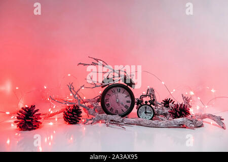 Frohes Neues Jahr 2019. Winter Feier mit Wecker. Abstrakte Weihnachten Komposition. Stockfoto