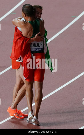 Doha, Katar. 6. Okt, 2019. Taoufik Makhloufi (vorne) von Algerien Umarmungen Marcin Lewandowski von Polen nach den Herren 1500 m-Finale bei den IAAF Leichtathletik WM 2019 in Doha, Katar, Oktober 6, 2019. Credit: Wang Jingqiang/Xinhua/Alamy leben Nachrichten Stockfoto