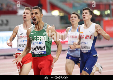 Doha, Katar. 6. Okt, 2019. Taoufik Makhloufi (2 L) von Algerien reagiert nach den Herren 1500 m-Finale bei den IAAF Leichtathletik WM 2019 in Doha, Katar, Oktober 6, 2019. Credit: Li Ming/Xinhua/Alamy leben Nachrichten Stockfoto