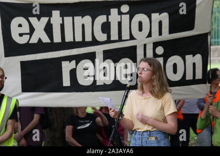 Sydney, Australien. 7. Oktober 2019. Das Aussterben Rebellion Sydney: Frühling Rebellion, Zurück auf die Straße 30 Festnahmen, als die Demonstranten blockierten die Straße führte. Credit: Richard Milnes/Alamy leben Nachrichten Stockfoto