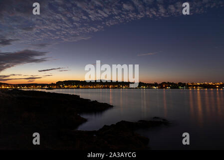 Schönen Sonnenaufgang über Stadt Ufer in Rovigno in Kroatien Stockfoto