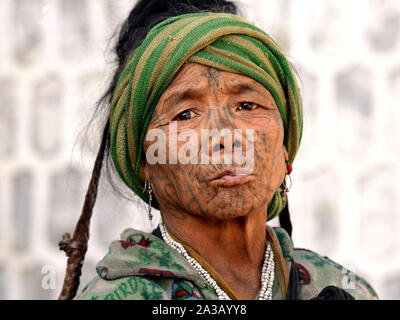 Alte Kinn Muun tribal Frau ('Spider Frau') mit klassischen Gesichtsbehandlung tattoo posiert für die Kamera (Kopf geschossen). Stockfoto