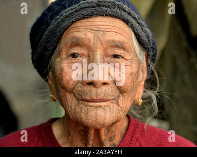 Alte Kinn Muun tribal Frau ('Spider Frau') mit verblichenen klassischen Gesichtsbehandlung tattoo posiert für die Kamera. Stockfoto