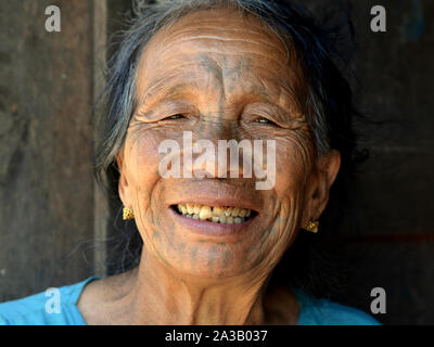 Alte Kinn Muun tribal Frau ('Spider Frau') mit einer klassischen Gesichtsbehandlung tattoo verblasst, Lächeln für die Kamera. Stockfoto