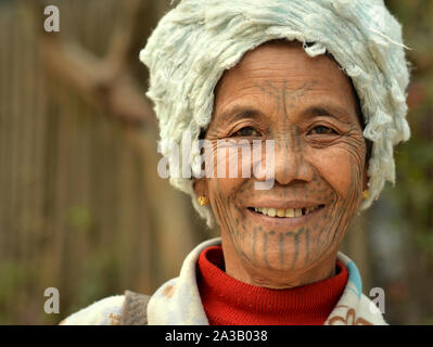 Ältere Kinn Muun tribal Frau ('Spider Frau') mit klassischen Gesichtsbehandlung tattoo Lächeln für die Kamera. Stockfoto