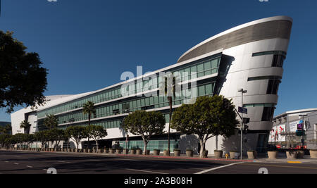 Der schiffsbug - wie Erweiterung des Staples Center Sports Arena, Heimat der Los Angeles Lakers und Clippers professionellen Basketball teams und die Los Angeles Kings pro Hockey Team. Los Angeles, Kalifornien Stockfoto