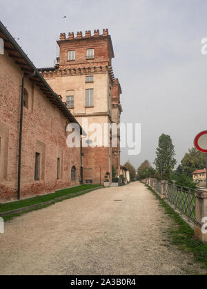 Fußgänger-Eingang zum Park der Öffentlichen Bibliothek der Villa Archinto entlang des Naviglio Grande in der Nähe von Mailand, Lombardei. Italien Stockfoto