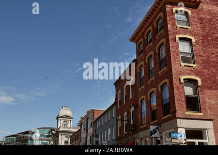 Portland, Maine - 26. September 2019: Fassade aus Backstein Gebäude im historischen Alten Hafen von Portland, Maine. Stockfoto