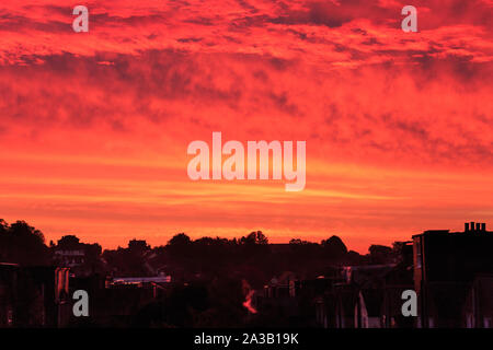 Forest Hill, London, UK, 07. Okt 2019. Einen schönen roten und rosa Sunrise setzt den Ton für die neue Woche in London an diesem Montag Morgen im frühen Herbst. Credit: Imageplotter/Alamy leben Nachrichten Stockfoto