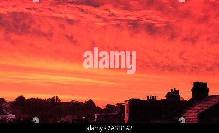 Forest Hill, London, UK, 07. Okt 2019. Einen schönen roten und rosa Sunrise setzt den Ton für die neue Woche in London an diesem Montag Morgen im frühen Herbst. Credit: Imageplotter/Alamy leben Nachrichten Stockfoto