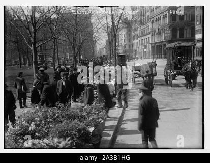 Käufer an Ostern Blumenmarkt, Union Sq., New York Stockfoto