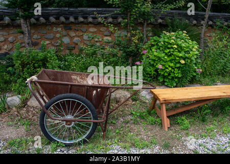 Die alten, traditionellen asiatischen Hand gezogen Wagen für den Transport von Gütern eingesetzt. Stockfoto