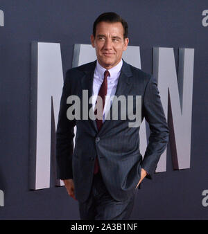 Los Angeles, Kalifornien, USA. 06 Okt, 2019. Warf Mitglied Clive Owen besucht die Premiere des Motion Picture sci-fi-Thriller "Gemini Man" an der TCL Chinese Theatre in Hollywood" in Los Angeles am Sonntag, 6. Oktober 2019. Handlung: ein Ausscheidendes assassin, Henry Brogan, sieht sich von einem geheimnisvollen Mörder, der jede seiner Bewegungen voraussagen kann, verfolgt. Die Entdeckung, dass er von einem jüngeren Klon von sich selbst gejagt, Henry muß herausfinden, warum er gezielt werden und wer der Schöpfer ist. Quelle: UPI/Alamy leben Nachrichten Stockfoto