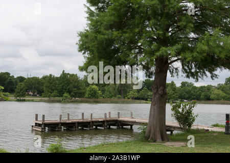 Kurze Pier auf der White Rock Lake, ein Reservoir im East Dallas, Texas Stockfoto